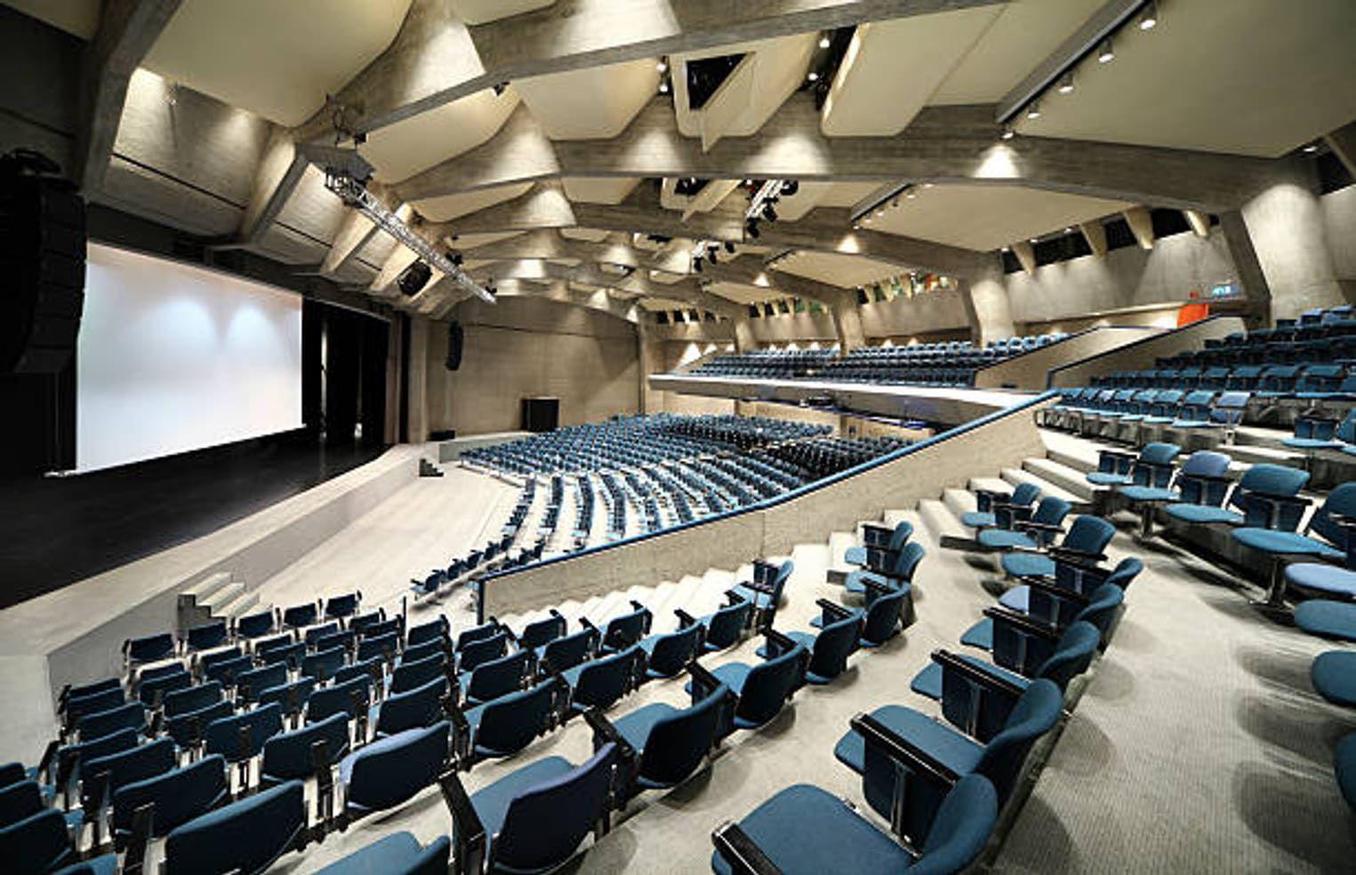 una foto de un auditorio, convención o espacio corporativo moderno una foto de un auditorio, convención o espacio corporativo moderno